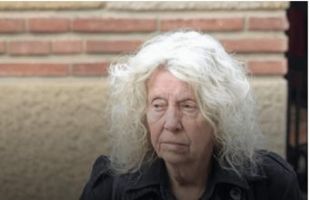 Komšije Eve Ras digle uzbunu: „Zabrinuti smo za nju, niko nije očekivao da će ovako izgledati njen život“ Prosi na ulici, ne brine o sebi više, uužas Komšije Eve Ras digle uzbunu: „Zabrinuti smo za nju, niko nije očekivao da će ovako izgledati njen život“ Prosi na ulici, ne brine o sebi više, uužas - featured image